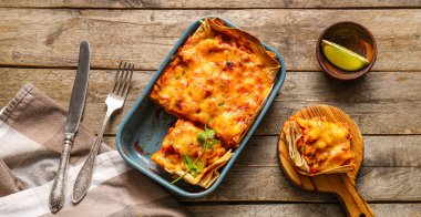 Ahşap zemin üzerinde lezzetli enchilada ile kompozisyon