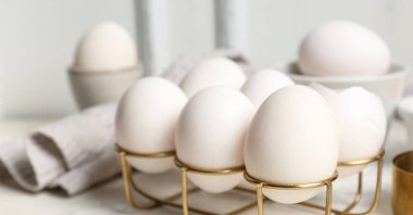 Çiğ tavuk yumurtalı tutucu, yakın plan.