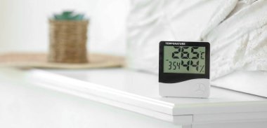 Şömine rafında dijital higrometre var.