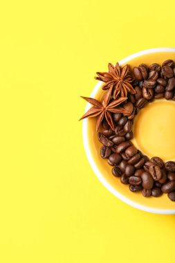 Kahve çekirdeğinden yapılmış çerçeve ve sarı arka planda yıldız anason.