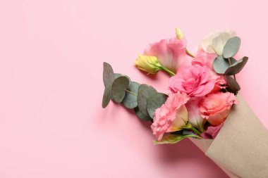 Pembe arka planda bir buket güzel Eustoma çiçeği