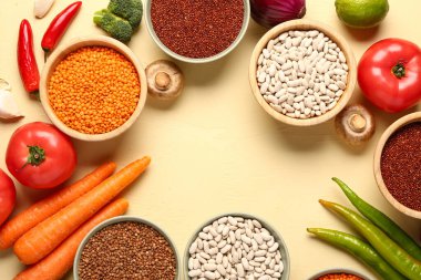 Sarı zemin üzerinde farklı taze sebze ve tahıllardan yapılmış çerçeve