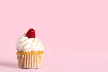 Pembe arka planda lezzetli ahududulu kek.