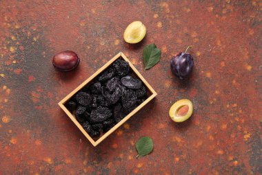 Koyu arkaplanda lezzetli kurutulmuş erikli ahşap kutu.