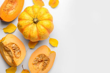 Beyaz arka planda taze balkabakları ve sonbahar yaprakları