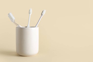 Bej arkaplanda diş fırçaları.