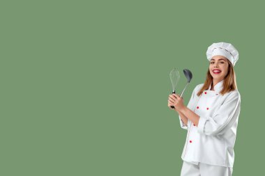 Yeşil arka planda çırpma ve kepçe ile genç bayan şef