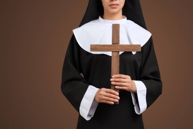 Kahverengi bir geçmişi olan genç bir rahibe.