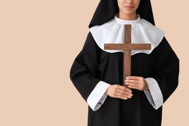 Bej bir geçmişi olan genç bir rahibe.