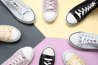 Renkli arka planda spor ayakkabılardan yapılmış çerçeve. Üst görünüm