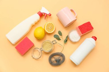 Doğal ürünlerle bileşim, temizlik malzemeleri ve renk arkaplan üzerine fincan