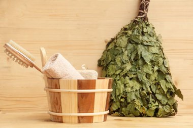 Ahşap arka planda sauna için farklı aksesuarlar.