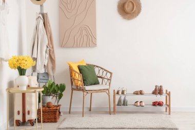 Nergis çiçekleri, askısı ve sandalyesi olan modern salonun şık bir iç mekanı.