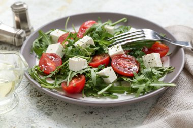 Hafif arkaplanda sağlıklı sebze salatası ve çatal.
