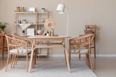 Ahşap masası ve raf ünitesi olan rahat bir yemek odası.