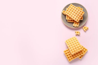Pembe arka planda lezzetli Belçika waffle tabağı