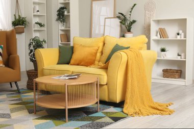 Oturma odasının iç tarafında rahat bir kanepe ve kahve masası var.