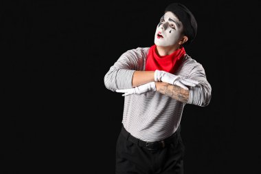 Siyah arkaplanda erkek pandomimisti