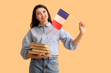 Sarı arka planda kitapları ve bayrağı olan kadın Fransızca öğretmeni.