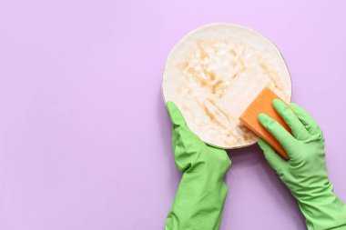 Ellerin leylak arka planda bulaşık yıkıyor.