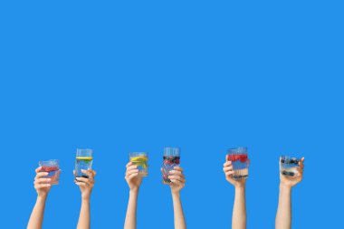 Mavi zemin üzerinde erimiş su olan birçok el