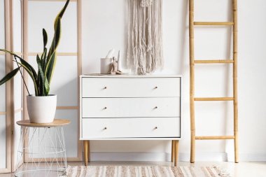 Katlanan ekran, klozet ve merdiveni olan ışık odasının içi