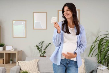 Evde B vitamini haplı hamile bir kadın var.