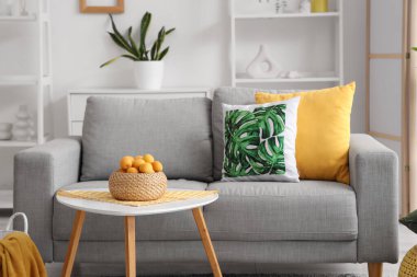 Oturma odasındaki kahve masasında kayısı ve sepet.