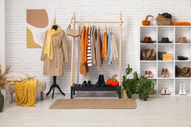 Güz giysileri ve aksesuarları olan şık bir soyunma odası.