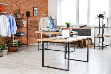 Rafları ve masaları olan erkek giyim mağazası.