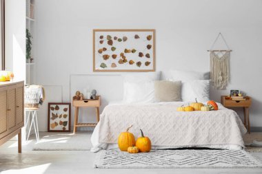 Balkabakları ve sonbahar yapraklarıyla aydınlık yatak odasının içi