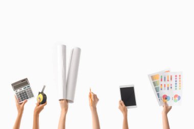 Mimar malzemeleri, ev planları ve beyaz arka planda boş tablet bilgisayarı olan kadınlar.