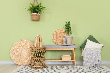 Odanın içi yumuşak bank ve bitkilerle dolu.