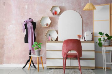 Kozmetik ürünleri ve ev bitkileriyle modern soyunma odasının şık bir iç mekanı.