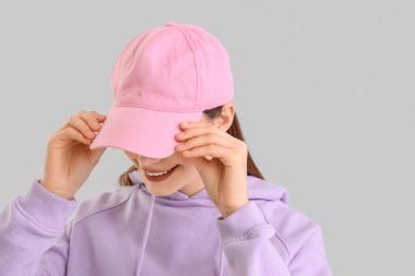 Pembe şapkalı genç bayan arka planda, yakın plan.