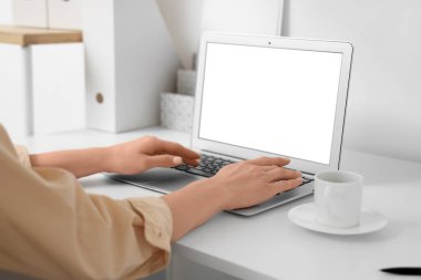 Dizüstü bilgisayarda çalışan kadın eller. Yakın çekim.