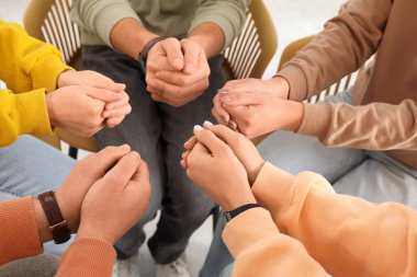 Bir grup insan içeride namaz kılıyor.