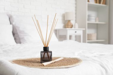 Yatağında sopalar olan Reed ayırıcı