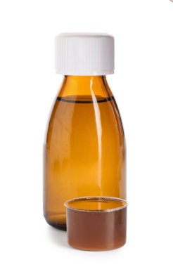 Beyaz arka planda bir şişe öksürük şurubu.