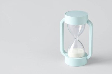 Gri arka planda modern kum saati. Zaman yönetimi kavramı