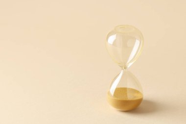 Bej arka planda kum saati. Zaman yönetimi kavramı