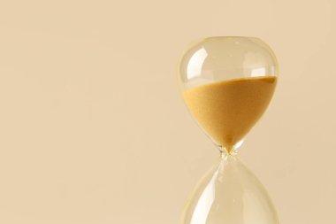 Bej arka planda kum saati. Zaman yönetimi kavramı