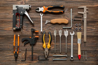 Ahşap arka planda marangoz aletlerinin düzenlenmesi