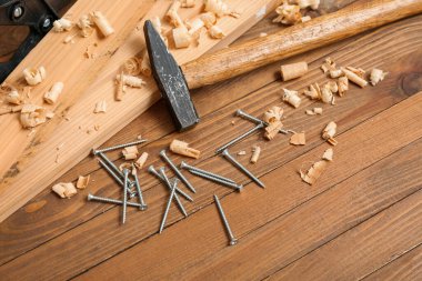 Marangoz çekici, tahta ve ahşap talaşı ahşap arka planda, yakın plan