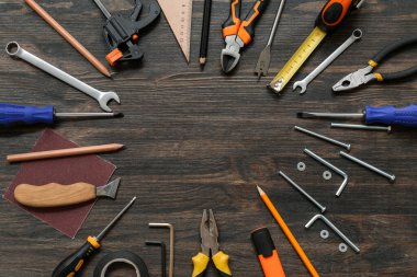 Koyu ahşap arka planda marangoz aletlerinden yapılmış çerçeve