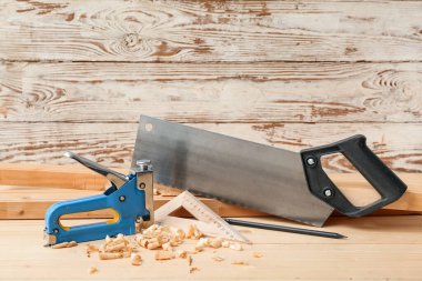 Marangoz aletleri, kalaslar ve tahta talaşları.