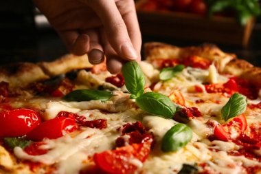 Fesleğenli ve lezzetli pizzalı Margarita, yakın plan.
