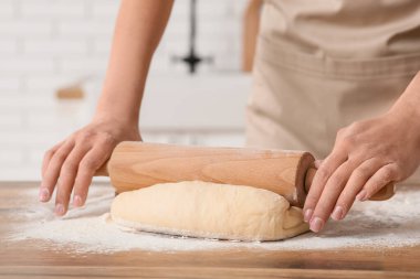 Kadın mutfakta taze hamur yapıyor.