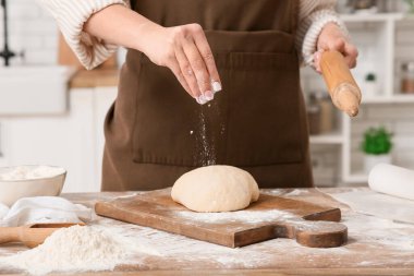 Kadın mutfakta taze hamur yapıyor.