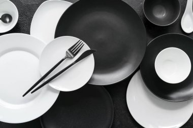 Koyu arkaplanda beyaz ve siyah renkli tablo ayarı